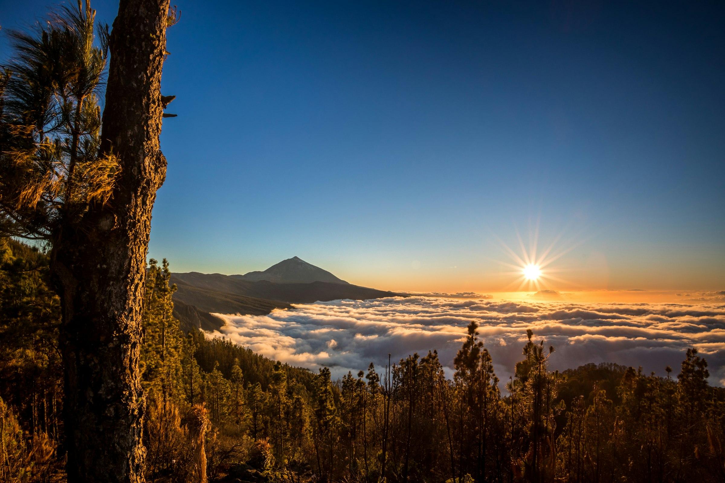 El Teide al atardecer sobre el mar de nubes